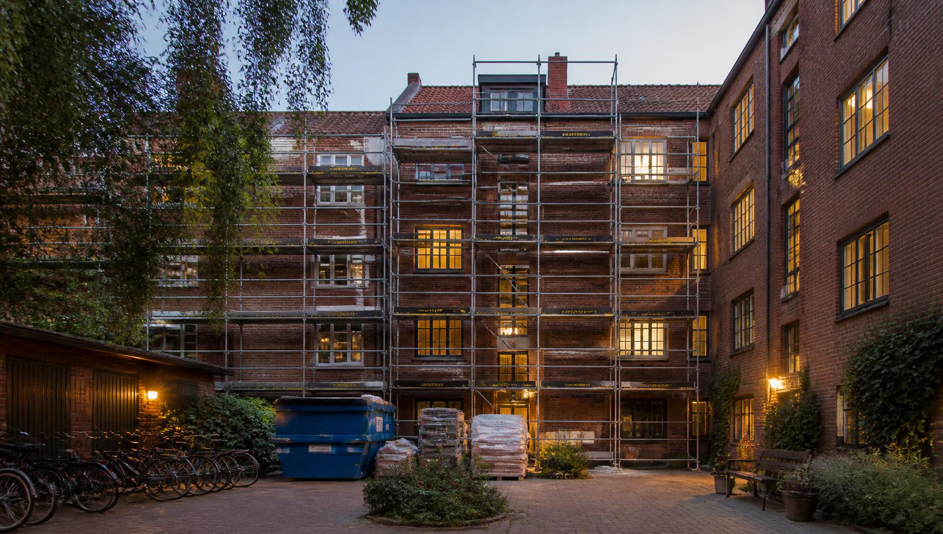 Byggnadsställning längs fasaden på ett flerbostadshus